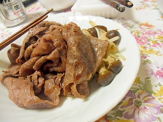 すきやき肉ともやししめじの塩にんにく焼き レシピ・作り方